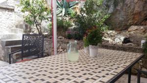 a table with a glass vase on top of it at Charmantes Steinhaus mit Pool und Panoramablick in Bobovišća