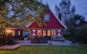 a red house with a red roof at Huisje Weidezicht in Lievelde