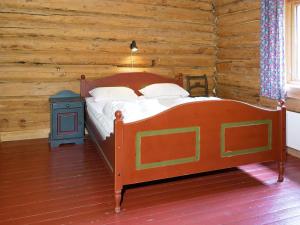 a bedroom with a bed in a log cabin at 5 person holiday home in Hemsedal-By Traum in Hemsedal