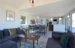 Χώρος καθιστικού στο 2 Bedroom Beautiful Home In Hejls