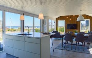 Μια τηλεόραση ή/και κέντρο ψυχαγωγίας στο 2 Bedroom Beautiful Home In Hejls +11 φωτογραφίες