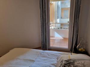 a bedroom with a bed and a view of a bathroom at Appartement génial en centre ville avec parking in Cavalaire-sur-Mer