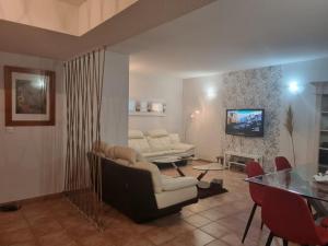 a living room with couches and a glass table at Appartement génial en centre ville avec parking in Cavalaire-sur-Mer