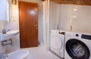 Bilik mandi di Einfache Wohnung Silva mit Terrasse