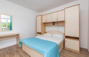 Posteľ alebo postele v izbe v ubytovaní Lovely Apartment In Lopar With Wifi