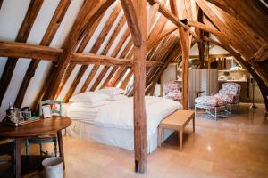 Postel nebo postele na pokoji v ubytování Le Champ des Oiseaux Hôtel & Spa