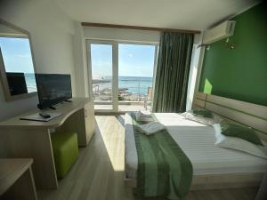 Ένα ή περισσότερα κρεβάτια σε δωμάτιο στο Pensiunea Andra