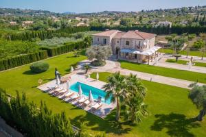 Bazén v ubytování Luxuriöses Landhaus mit Whirlpool im Freien und Pool, ideal für Veranstaltungen nebo v jeho okolí