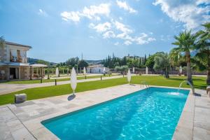 Bazén v ubytování Luxuriöses Landhaus mit Whirlpool im Freien und Pool, ideal für Veranstaltungen nebo v jeho okolí + 14 fotografií