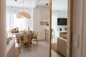 una cucina e una sala da pranzo con tavolo e sedie di Casa LA MAR imperial park - Calpe Costa Blanca a Calpe