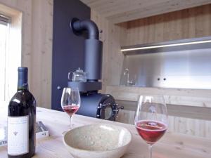 eine Theke mit zwei Gläsern Wein und einer Flasche in der Unterkunft Ufogel - a86533 in Nußdorf