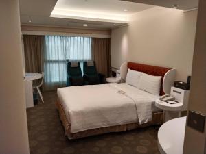Postel nebo postele na pokoji v ubytování Ximen Airline Hotel