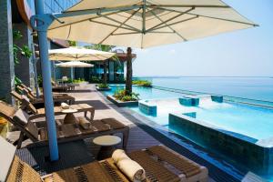 Bazén v ubytování NUSTAR Hotel Cebu nebo v jeho okolí