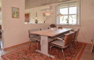 Fotografie z fotogalerie ubytování Three-Bedroom Holiday Home In Blavand v destinaci Blåvand + 16 fotografií