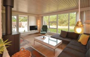 TV a/nebo společenská místnost v ubytování Three-Bedroom Holiday Home In Blavand