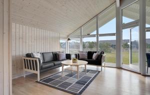 Posezení v ubytování Amazing Home In Løkken With Sauna