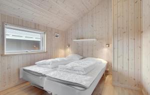 Postel nebo postele na pokoji v ubytování Amazing Home In Løkken With Sauna