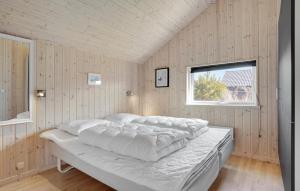 Postel nebo postele na pokoji v ubytování Amazing Home In Løkken With Sauna