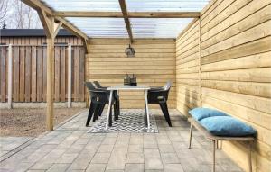Kawasan patio atau luaran di 2 Bedroom Cozy Home In Heinkenszand