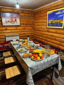 un tavolo con cibo e frutta in una stanza di Kolsay Kazakh Village a Saty Altre 111 foto