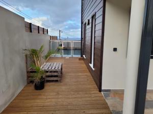 ein Flur eines Hauses mit einer Bank darauf in der Unterkunft La maison du bonheur in Le Lambert