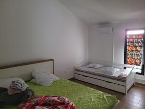 ein Schlafzimmer mit zwei Betten und einem Fenster in der Unterkunft La maison du bonheur in Le Lambert + 16 Fotos