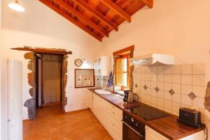Kuchyňa alebo kuchynka v ubytovaní Komfortables Ferienhaus mit privatem Pool und idealer Lage im Naturpark mit Nähe zum Strand
