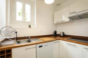 Kuchyň nebo kuchyňský kout v ubytování Appartement au centre ville avec mini jardin charmante + 3 fotografie