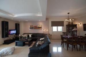 a living room with a couch and a table at Villa amfimala in Mathés