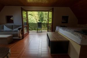 KostelにあるDomačija Marinčのベッドルーム1室(ベッド1台付)が備わります。ポーチの景色を望めます。