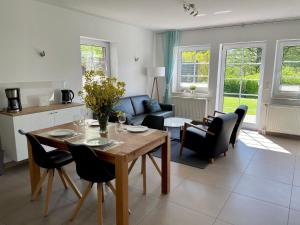 兰肯-格拉尼茨Idyllische 2-Zimmer Ferienwohnung mitten in der Natur的配有桌椅的厨房和客厅