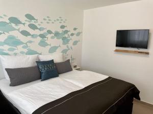 兰肯-格拉尼茨Idyllische 2-Zimmer Ferienwohnung mitten in der Natur的一间卧室，里面有一张床和一台平板电视