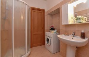 Kúpeľňa v ubytovaní Cozy Apartment In Localitabracco Ge