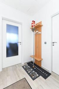 a room with a door and a shelf and a television at Ferienhaus Meereskrone in Bensersiel