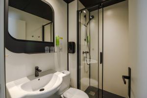 Koupelna v ubytování Grand Hôtel de Bretagne + 37 fotografií