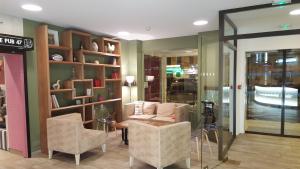 Posezení v ubytování Logis Hotel des Bourbons