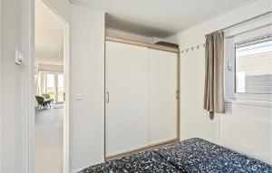 Ένα ή περισσότερα κρεβάτια σε δωμάτιο στο 3 Bedroom Stunning Home In Lauwersoog