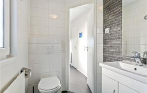 Ένα μπάνιο στο 3 Bedroom Stunning Home In Lauwersoog