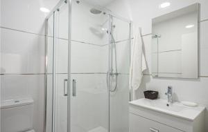 A bathroom at Awesome Home In Noia With Wifi
