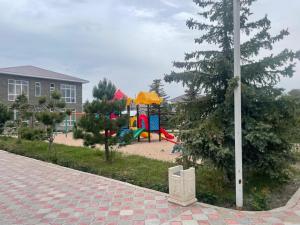 Chok-TalにあるТаунхаус в клуб-отеле Париж 2の庭の遊具付き遊び場