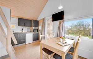 une cuisine et une salle à manger avec une table et une fenêtre dans l'établissement 2 Bedroom Amazing Home In Ulfborg, à Ulfborg