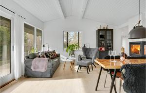 Posezení v ubytování Cozy Home In Dronningmølle With Kitchen