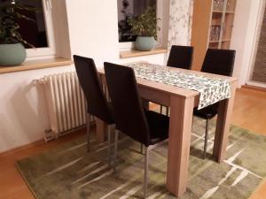 einen Esstisch mit Stühlen um ihn herum in der Unterkunft Große, komfortable Ferienwohnung mit Terrasse und Garten im Grünen und viel Platz für Ihr Haustier in Rathenow + 3 Fotos