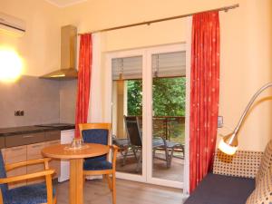 een keuken en eetkamer met een tafel en stoelen bij Hotel Thalfried in Ruhla