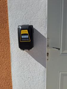 un sensor de puerta en el lateral de una pared en Studio Meublé non fumeur, en Narbona