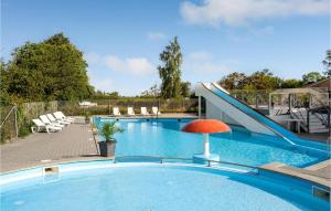 Πισίνα στο ή κοντά στο 2 Bedroom Pet Friendly Home In Humble +15 φωτογραφίες
