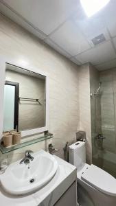 Thái NguyênにあるLuxury 2bed apart- Tecco thịnh đán thai nguyên - Samsung 20minの洗面台、トイレ、鏡のあるバスルーム