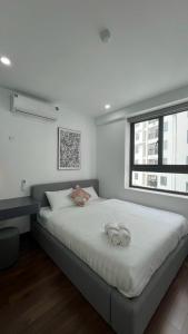 Thái NguyênにあるLuxury 2bed apart- Tecco thịnh đán thai nguyên - Samsung 20minの窓のある大きなベッドのある寝室