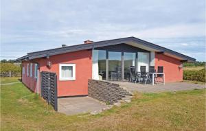 Casa pequeña con patio y mesa en Holiday Home Gl Fyrvej, en Skagen