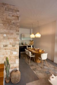 a kitchen and dining room with a table and chairs at Casas 349h Alicante City Centre Trafalgar in Alicante